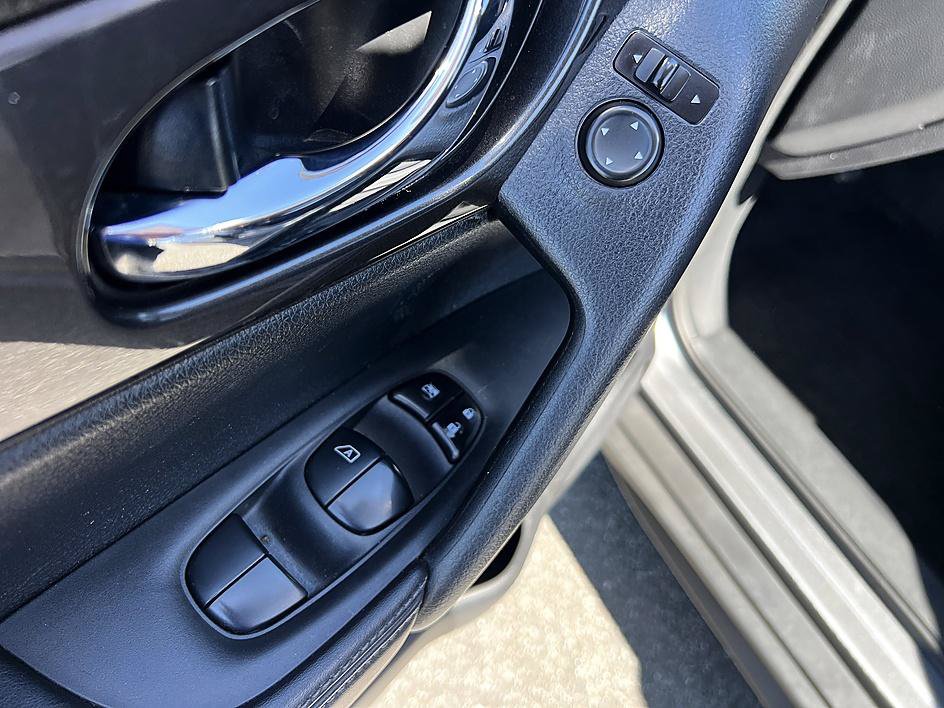 Used 2020 Nissan Rogue SV FWD image 20