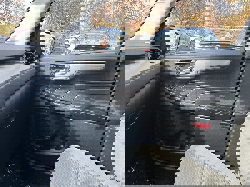 Used 2021 Ford Escape SE w/ SE Sport Appearance Package image 12