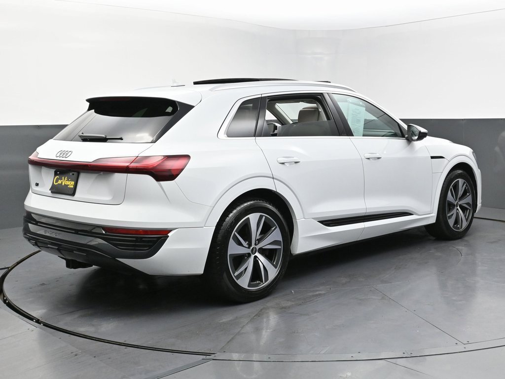 Used 2024 Audi Q8 e-tron Premium image 5