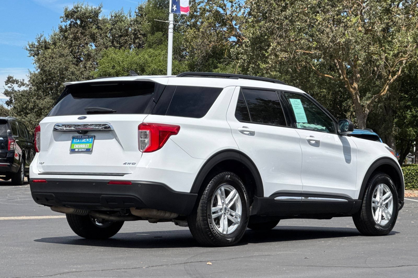 Used 2022 Ford Explorer XLT AWD/4WD image 3