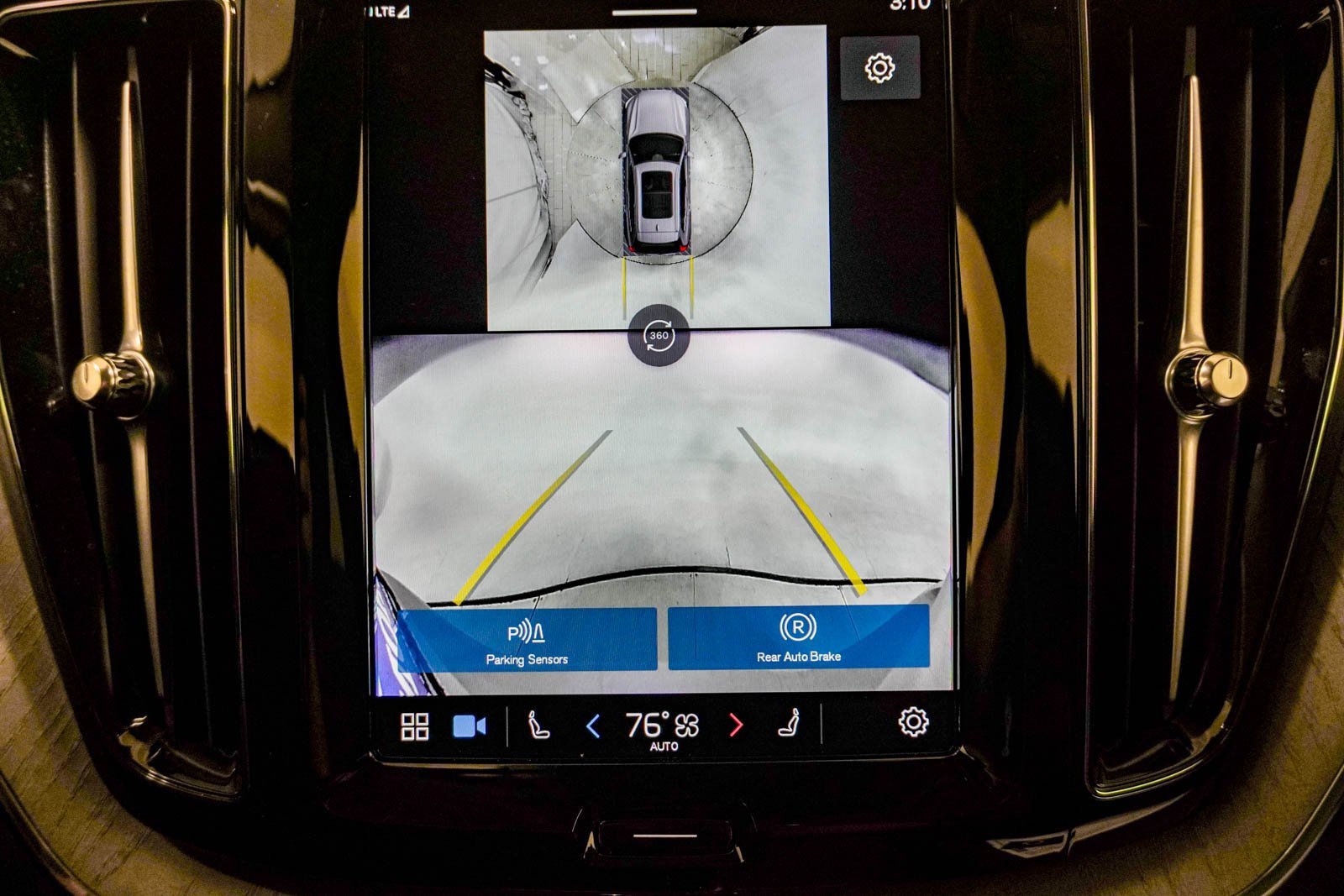 Used 2025 Volvo XC60 B5 Plus image 25