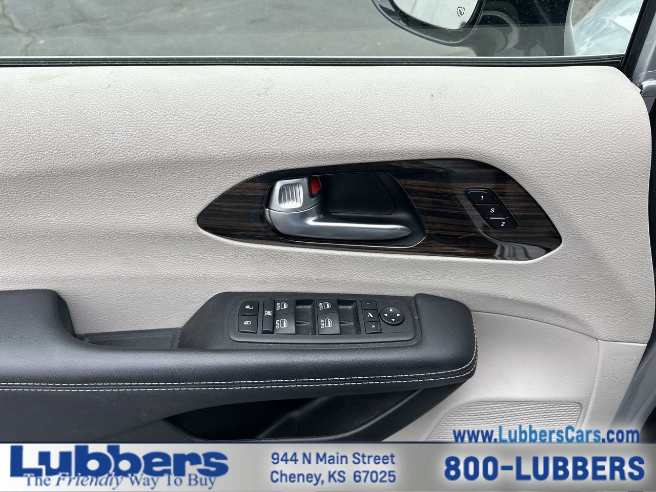 Used 2024 Chrysler Pacifica Limited FWD image 12