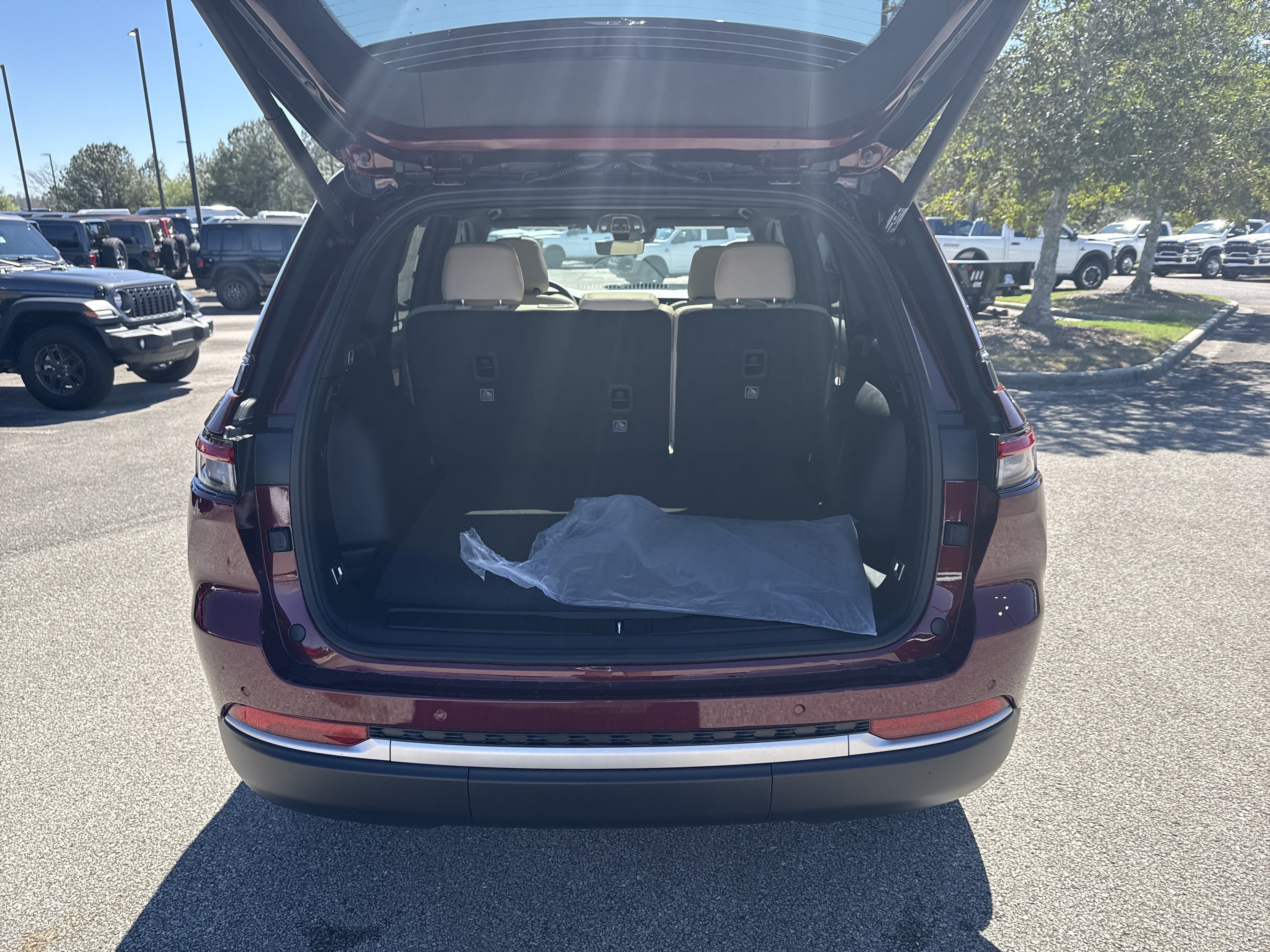 New 2026 Jeep Grand Cherokee Limited w/ Luxury Tech Group II AWD/4WD image 20
