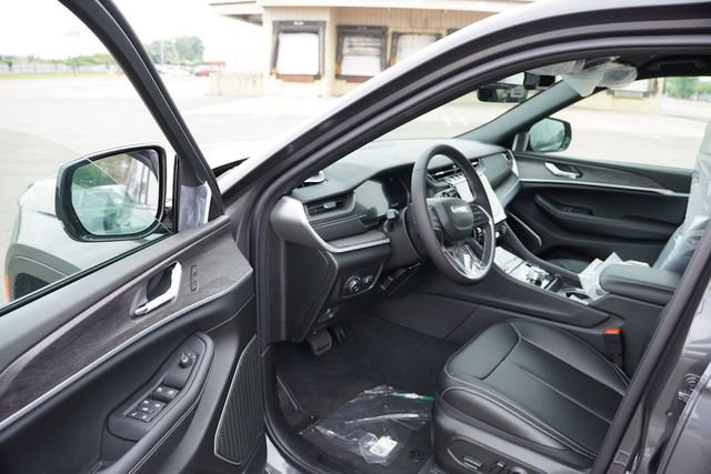 New 2025 Jeep Grand Cherokee Limited w/ Trailer Tow Package image 10