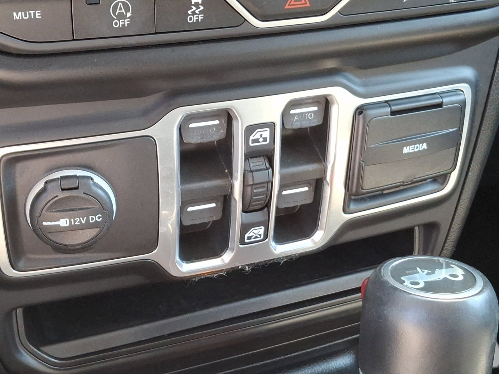 Used 2018 Jeep Wrangler Unlimited Sahara image 25