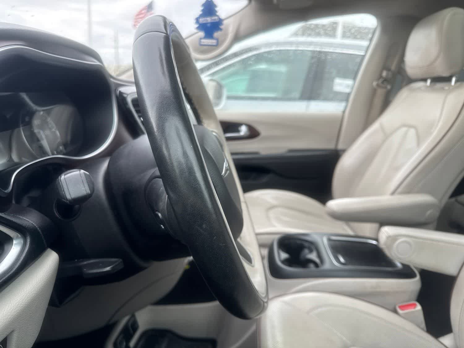 Used 2020 Chrysler Pacifica Limited FWD image 33
