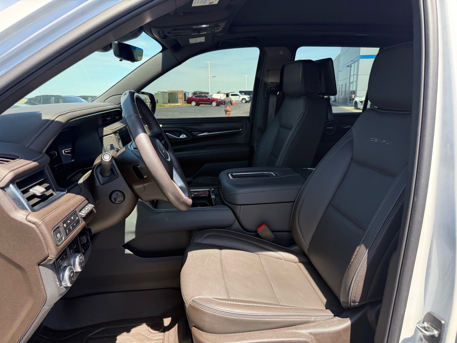 Used 2024 GMC Yukon Denali w/ Advanced Technology Package AWD/4WD image 10