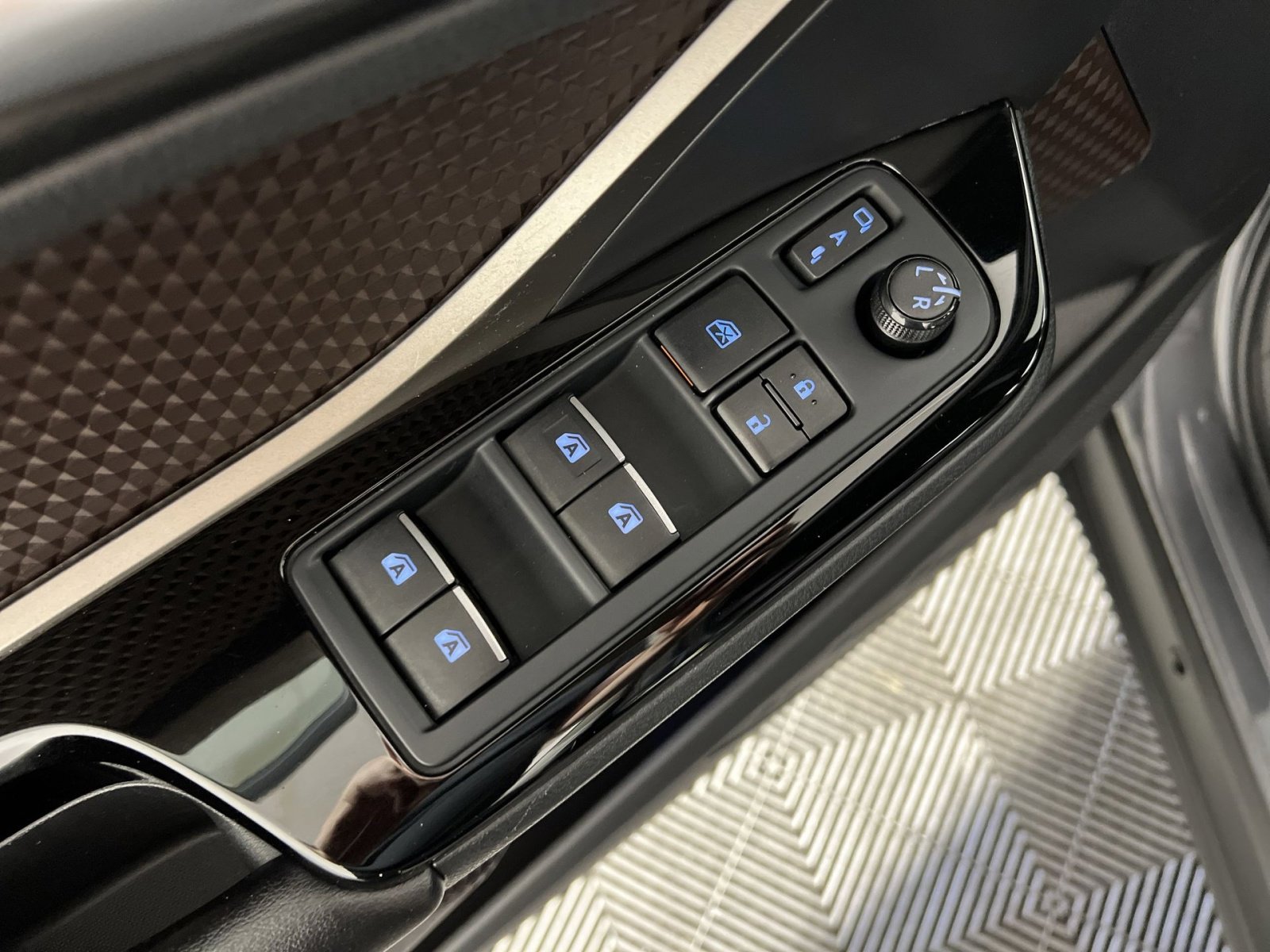 Used 2019 Toyota C-HR Limited image 15