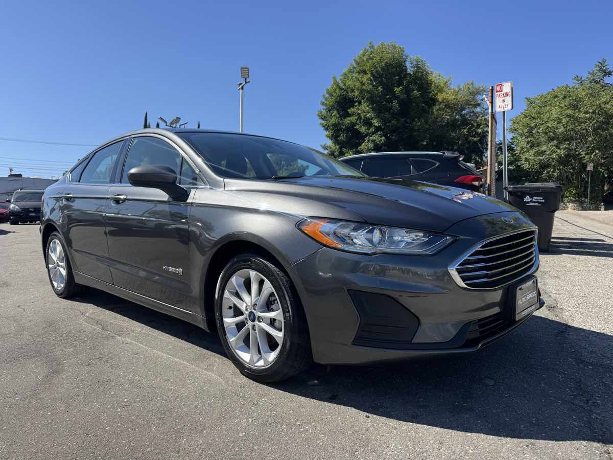 Used 2019 Ford Fusion SE image 1