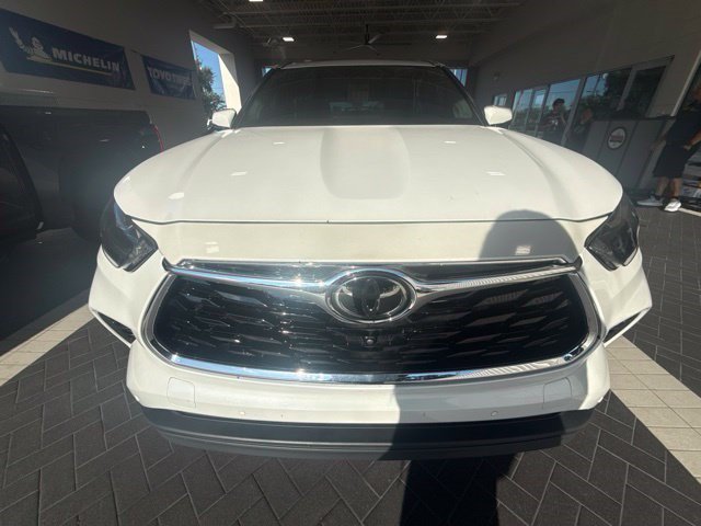 Used 2024 Toyota Highlander Limited FWD image 2