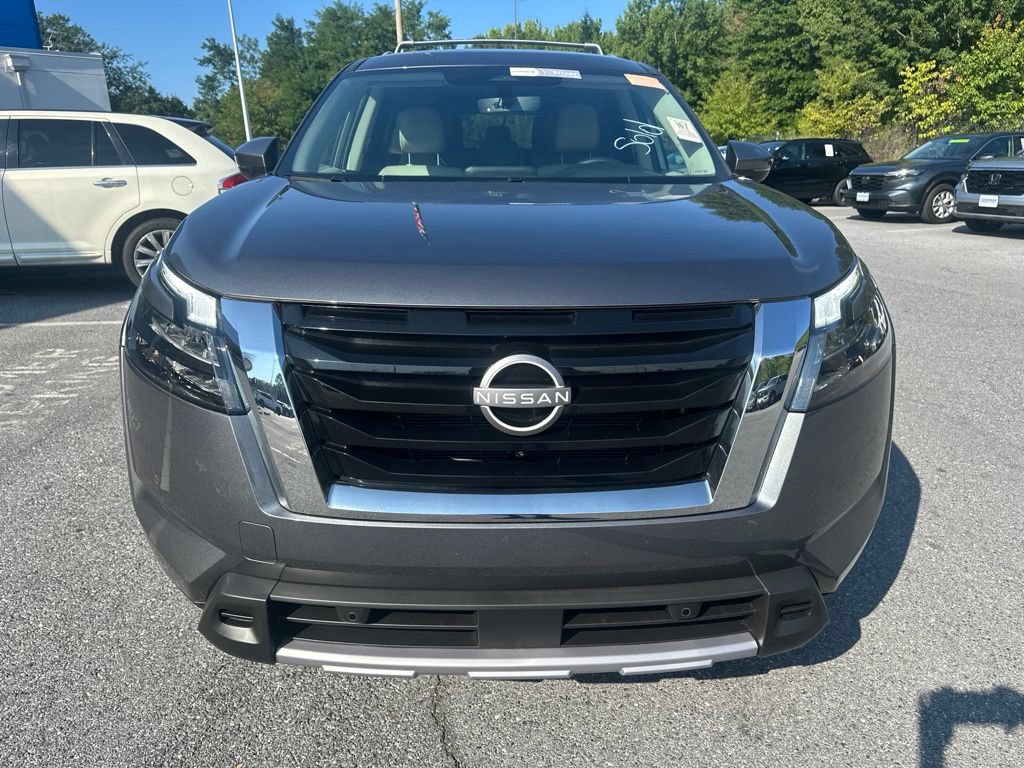 Used 2025 Nissan Pathfinder SL FWD image 2