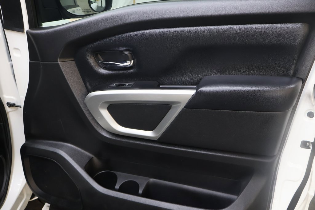 Used 2018 Nissan Titan SV image 11