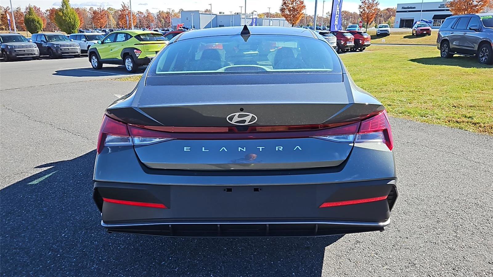 New 2025 Hyundai Elantra SE image 6