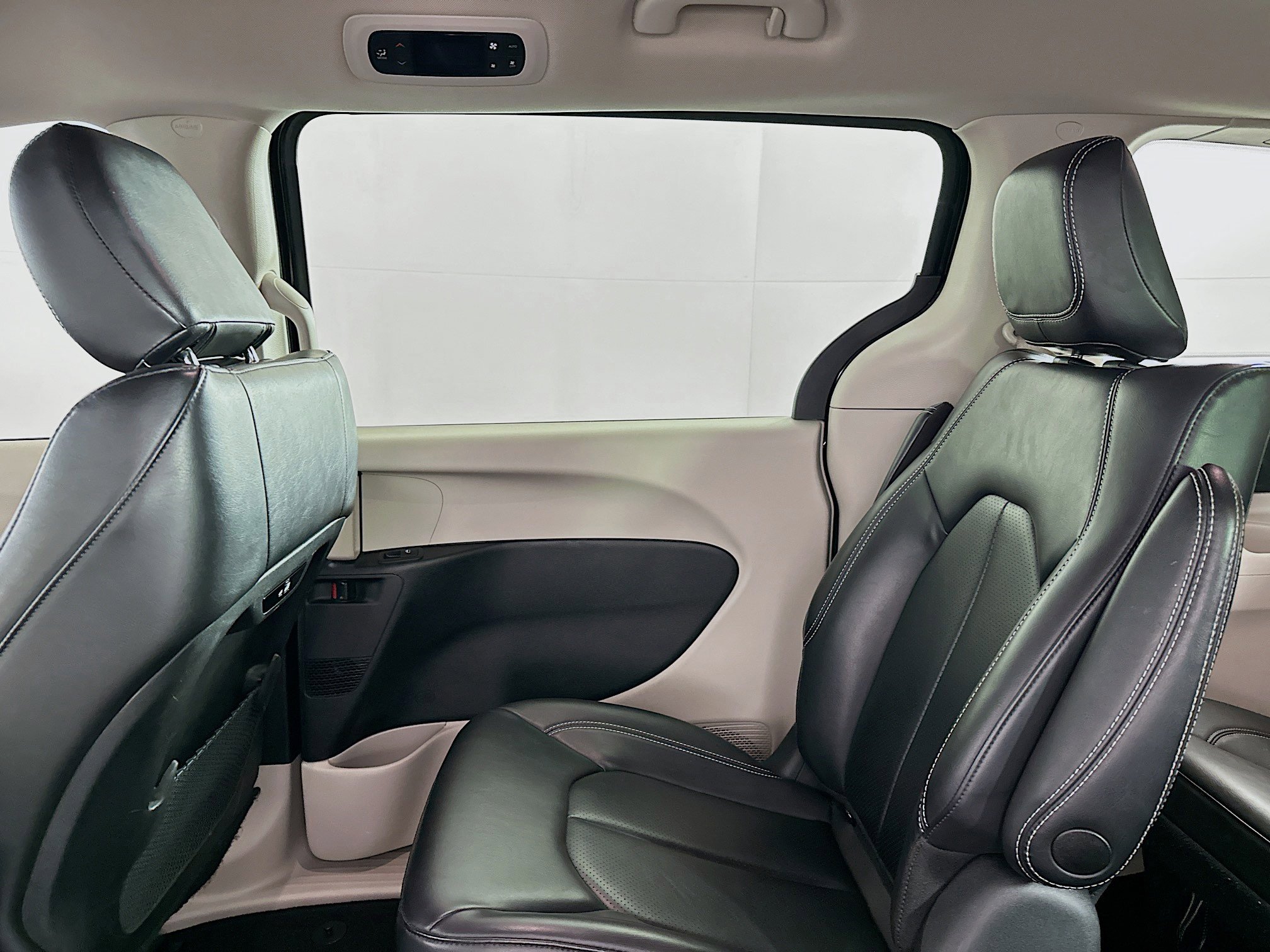 Used 2023 Chrysler Pacifica Touring-L FWD image 31