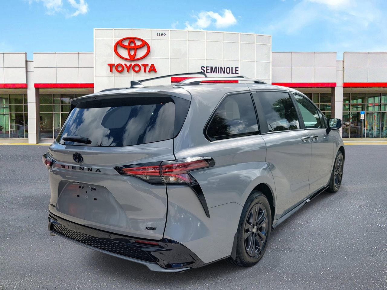 Used 2025 Toyota Sienna XSE w/ XSE Plus Package image 3