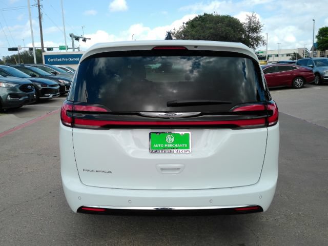 Used 2025 Chrysler Pacifica Select FWD image 7