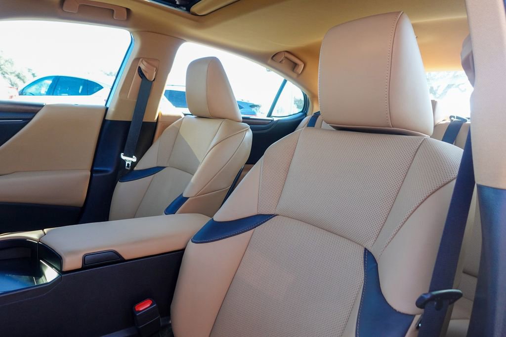 Used 2025 Lexus ES 300h w/ Premium Package image 23