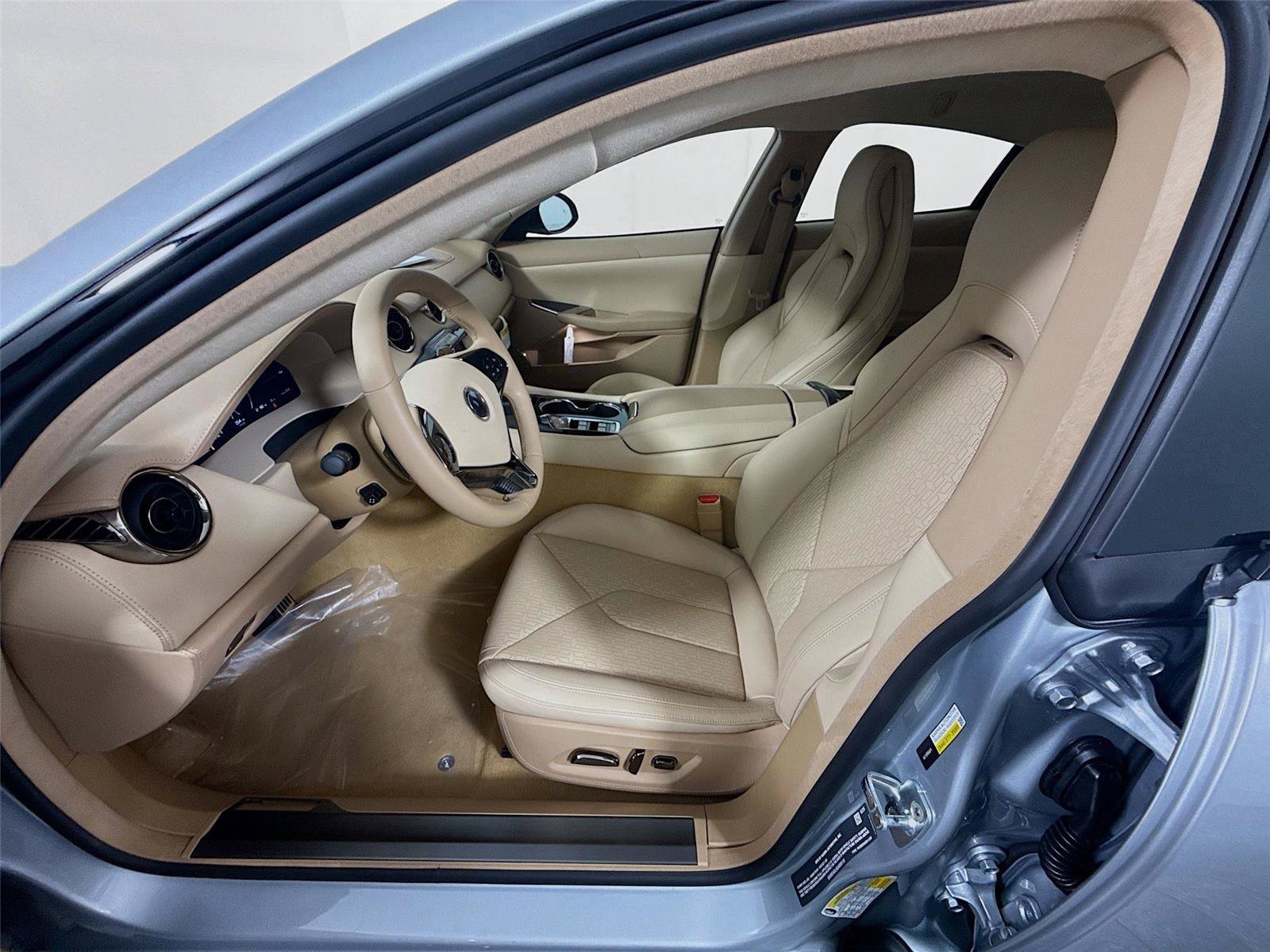 New 2025 Karma Revero Luxury RWD image 2