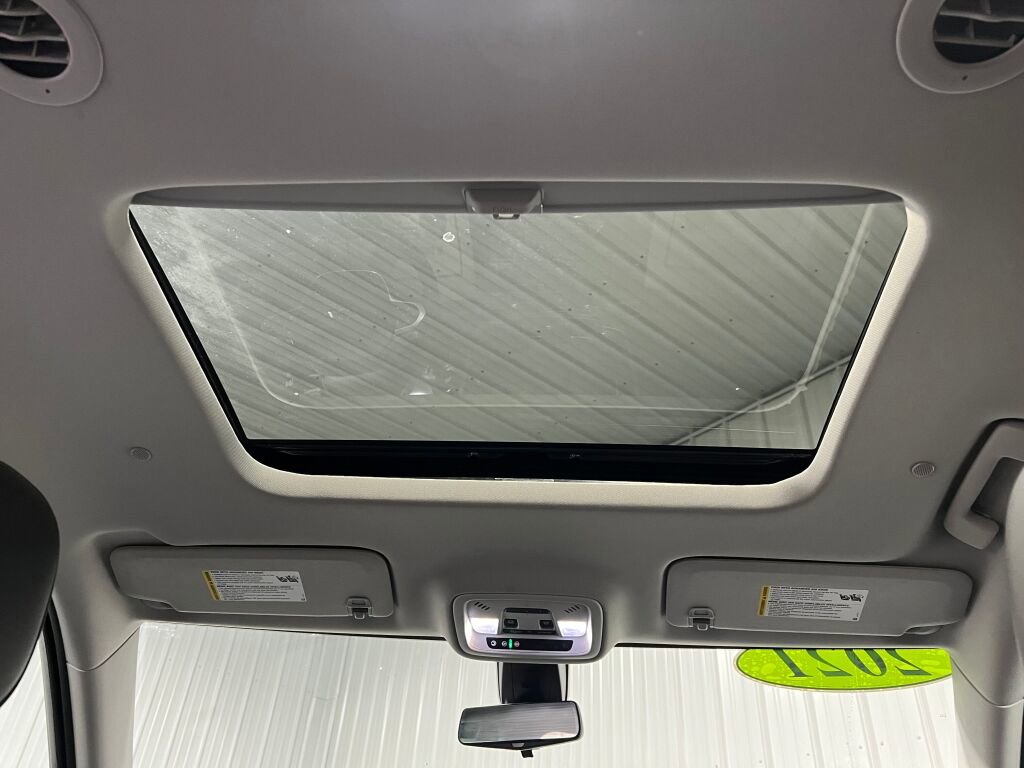 Used 2021 Chevrolet Traverse RS image 17