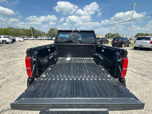 Used 2025 Toyota Tacoma SR5 AWD/4WD image 5