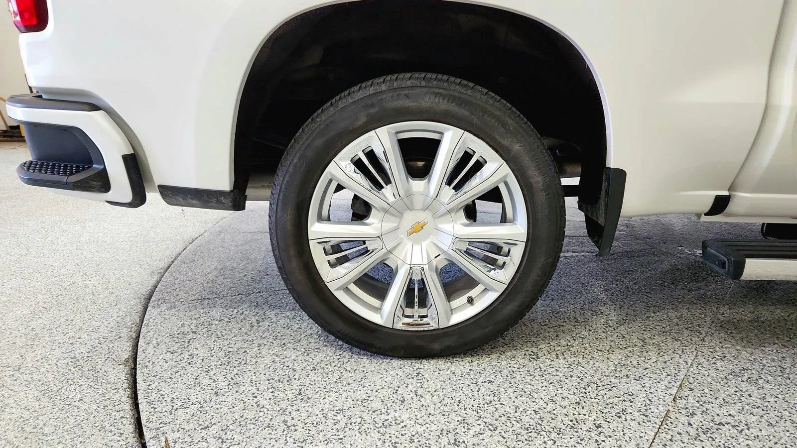 Used 2023 Chevrolet Silverado 1500 High Country w/ High Country Premium Package AWD/4WD image 35