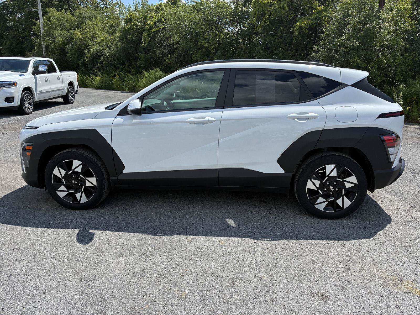 Used 2024 Hyundai Kona SEL w/ Convenience Package FWD image 4