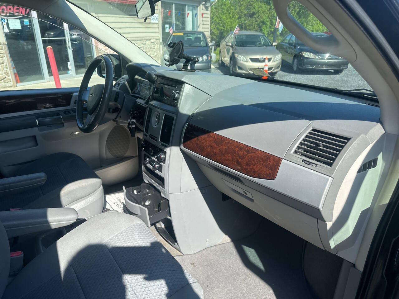 Used 2010 Chrysler Town & Country Touring FWD image 11