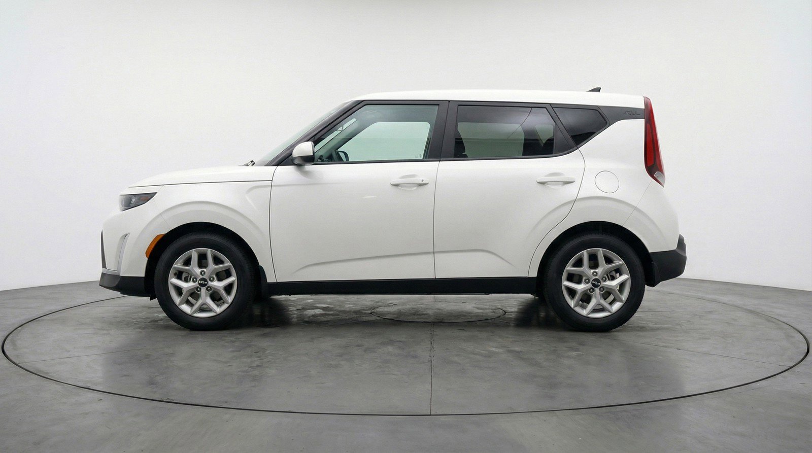 Used 2025 Kia Soul LX w/ LX Technology Package FWD image 5