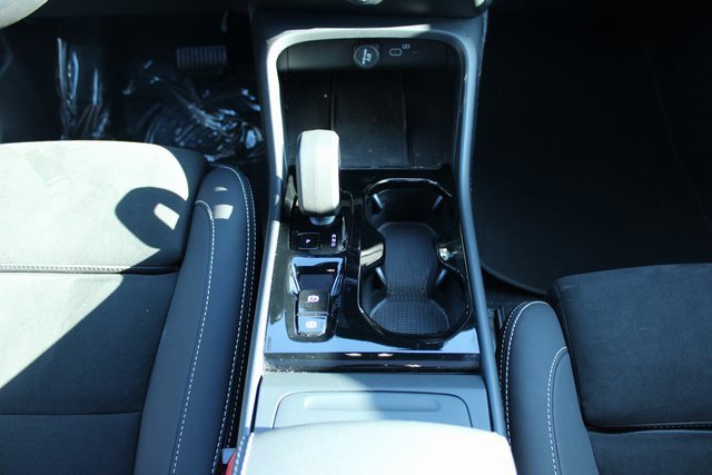 Used 2025 Volvo XC40 B5 Plus image 19