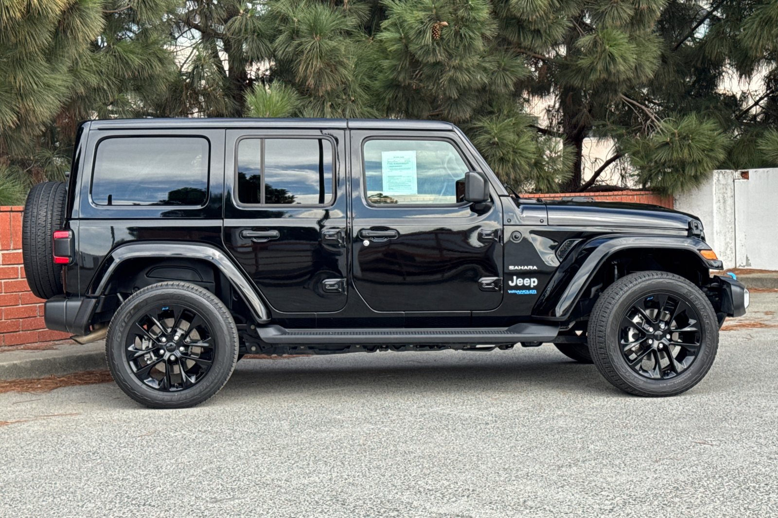 Used 2022 Jeep Wrangler Unlimited Sahara AWD/4WD image 3