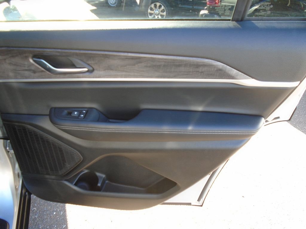 Certified 2024 Jeep Grand Cherokee L Limited w/ Black Appearance Package image 9