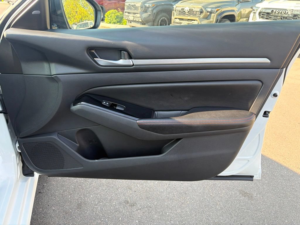 Used 2024 Nissan Altima 2.5 SR FWD image 9