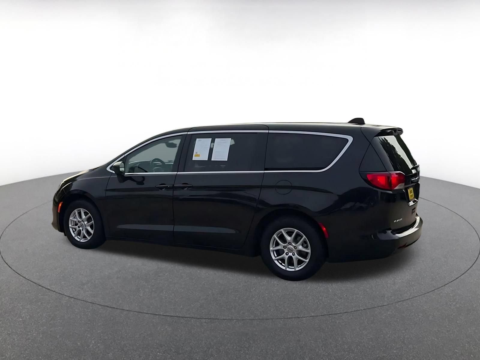 Used 2023 Chrysler Voyager LX FWD image 9