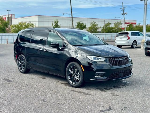 New 2026 Chrysler Pacifica Select