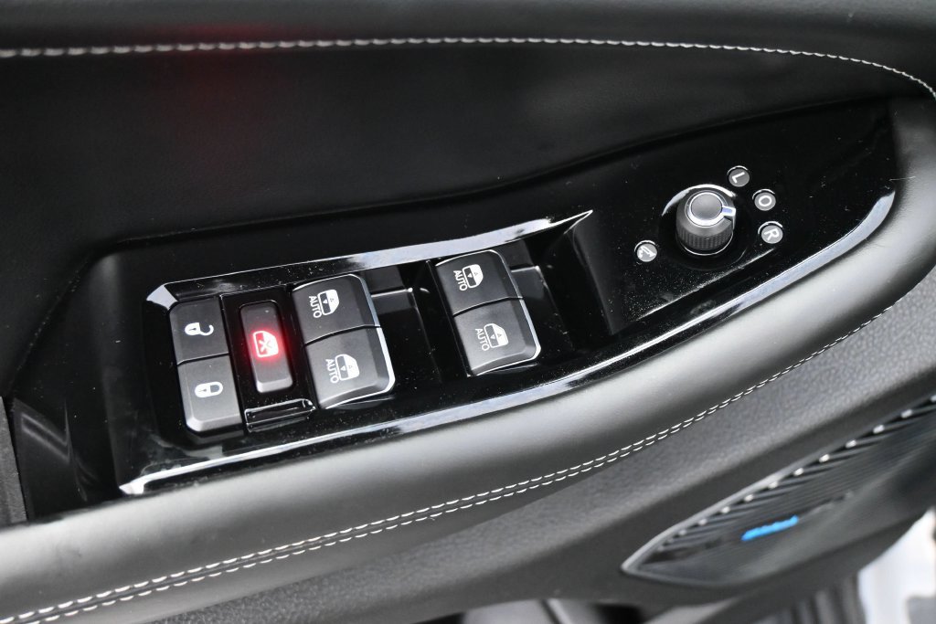 Used 2022 Jeep Grand Cherokee Overland w/ Luxury Tech Group IV RWD image 4