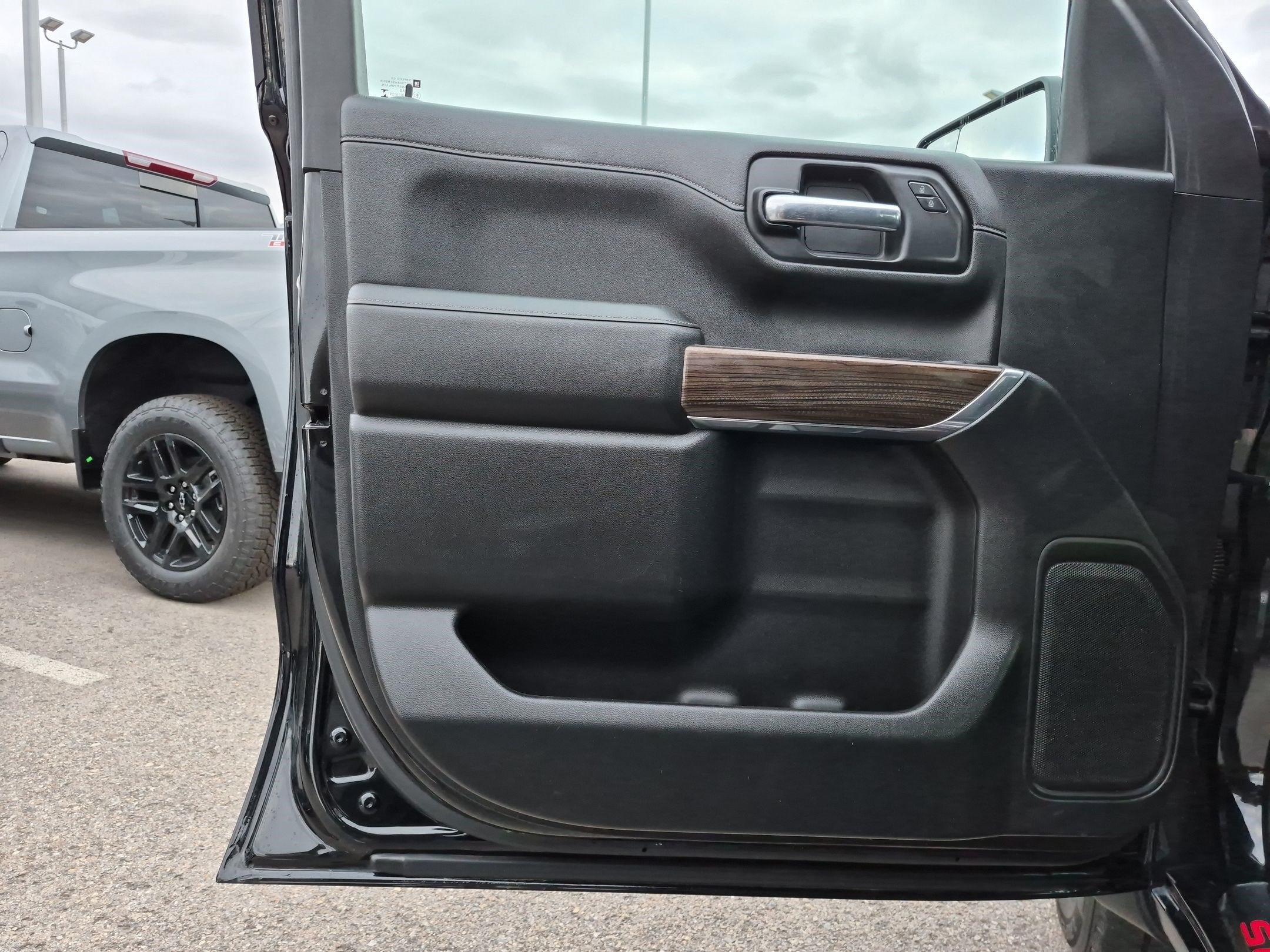 Used 2020 Chevrolet Silverado 1500 LT AWD/4WD image 12