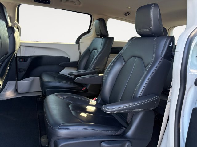 Used 2023 Chrysler Pacifica Touring-L FWD image 13
