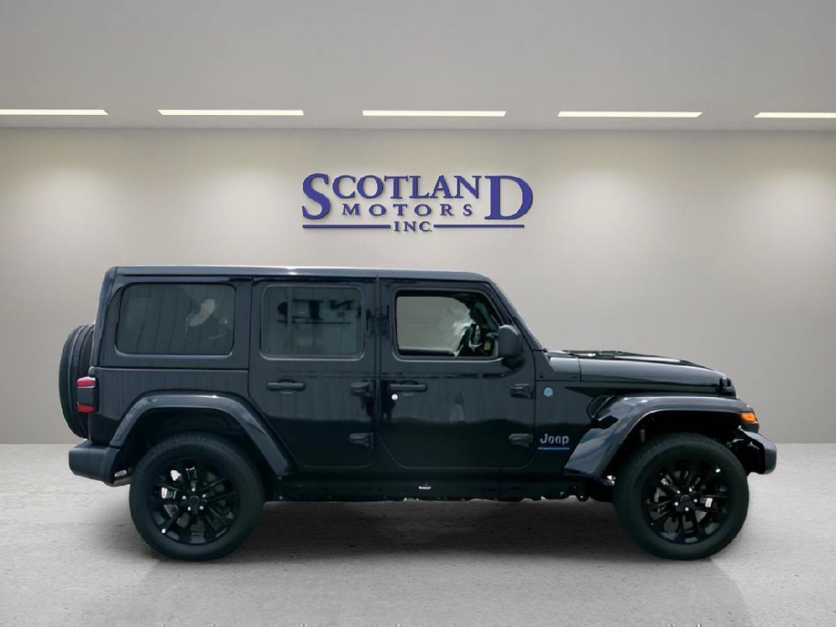 Used 2025 Jeep Wrangler Unlimited Sahara w/ Safety Group AWD/4WD image 5