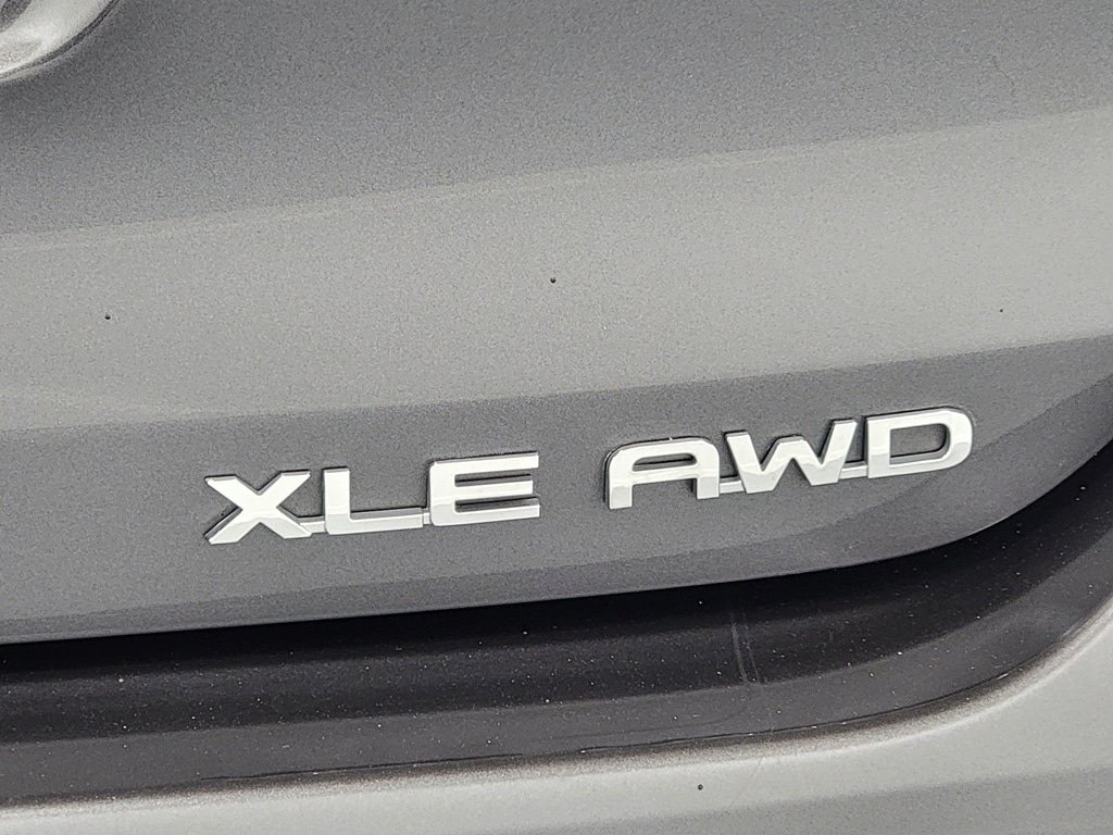 Used 2022 Toyota Highlander XLE AWD/4WD image 9