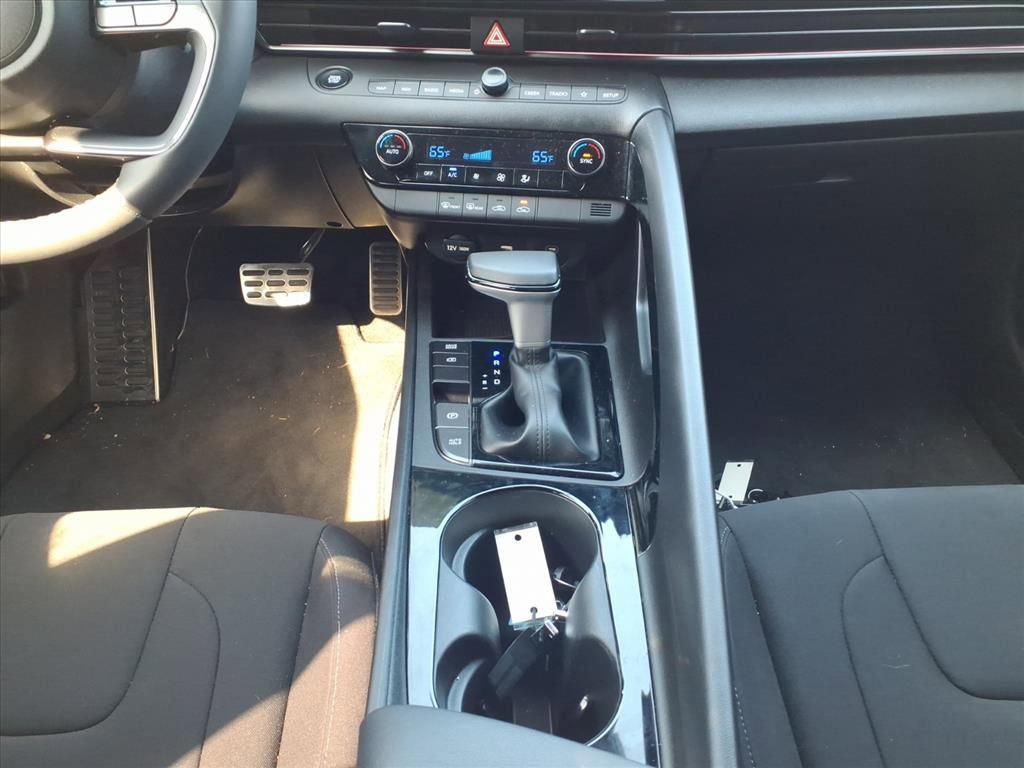 Used 2025 Hyundai Elantra SEL image 11