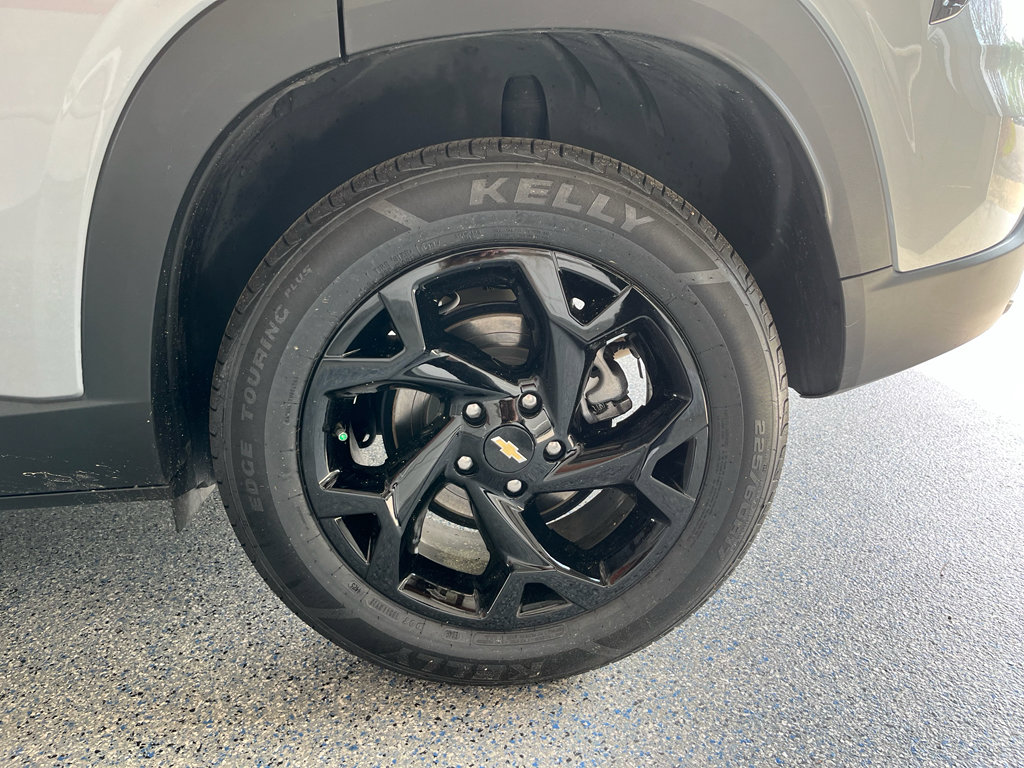 Used 2025 Chevrolet Trax LT w/ Driver Confidence Package FWD image 30