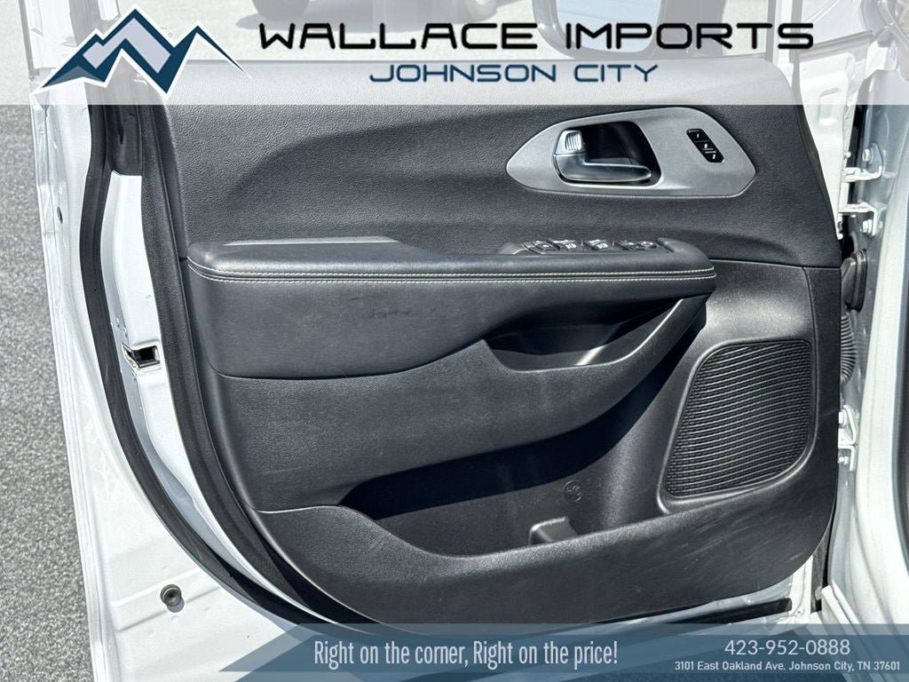 Used 2025 Chrysler Pacifica Limited FWD image 13
