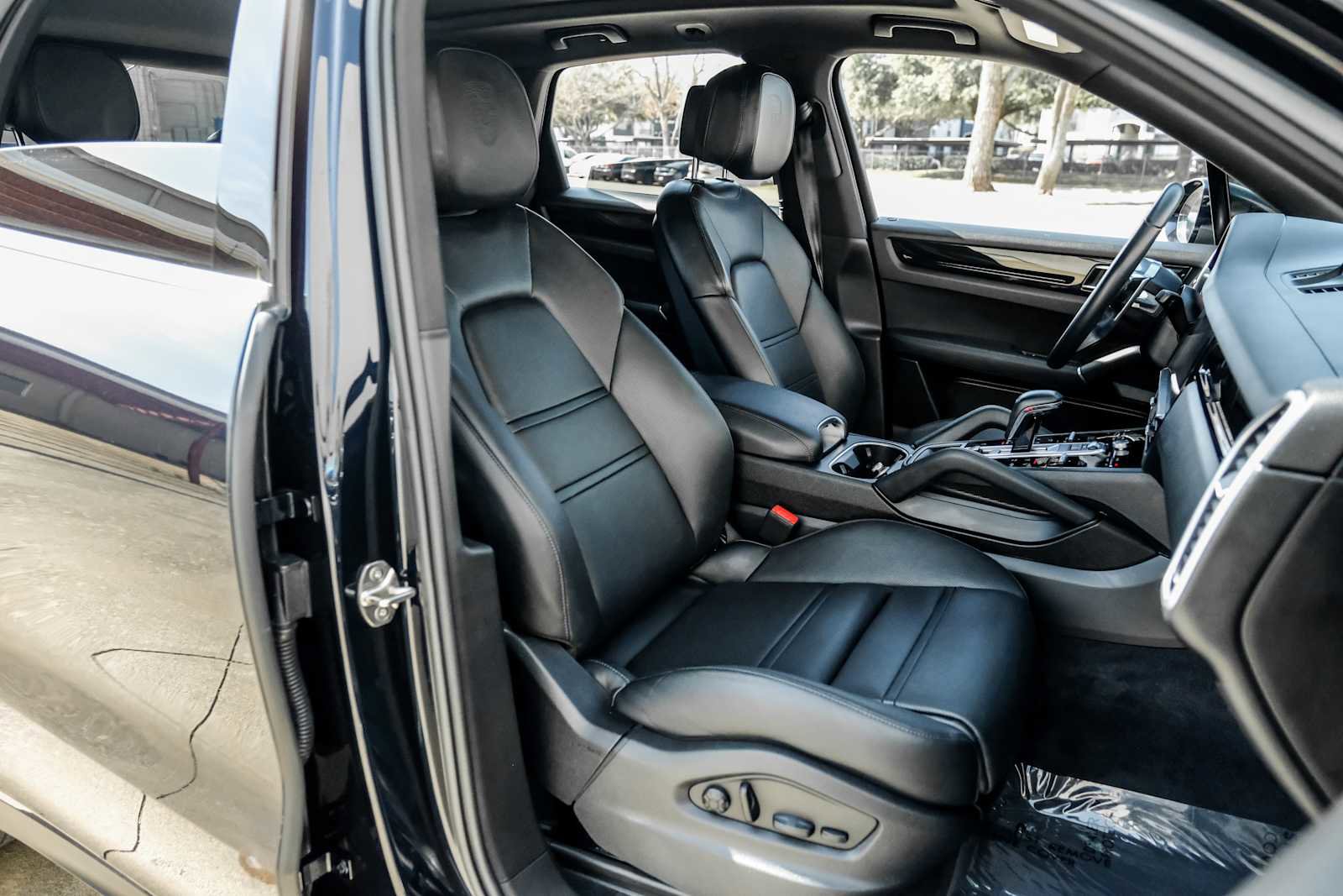 Used 2022 Porsche Cayenne image 37