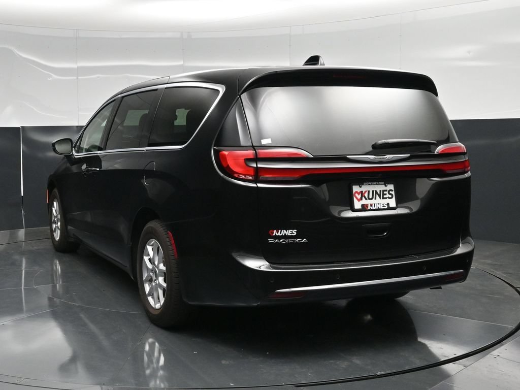 Used 2023 Chrysler Pacifica Touring-L FWD image 11