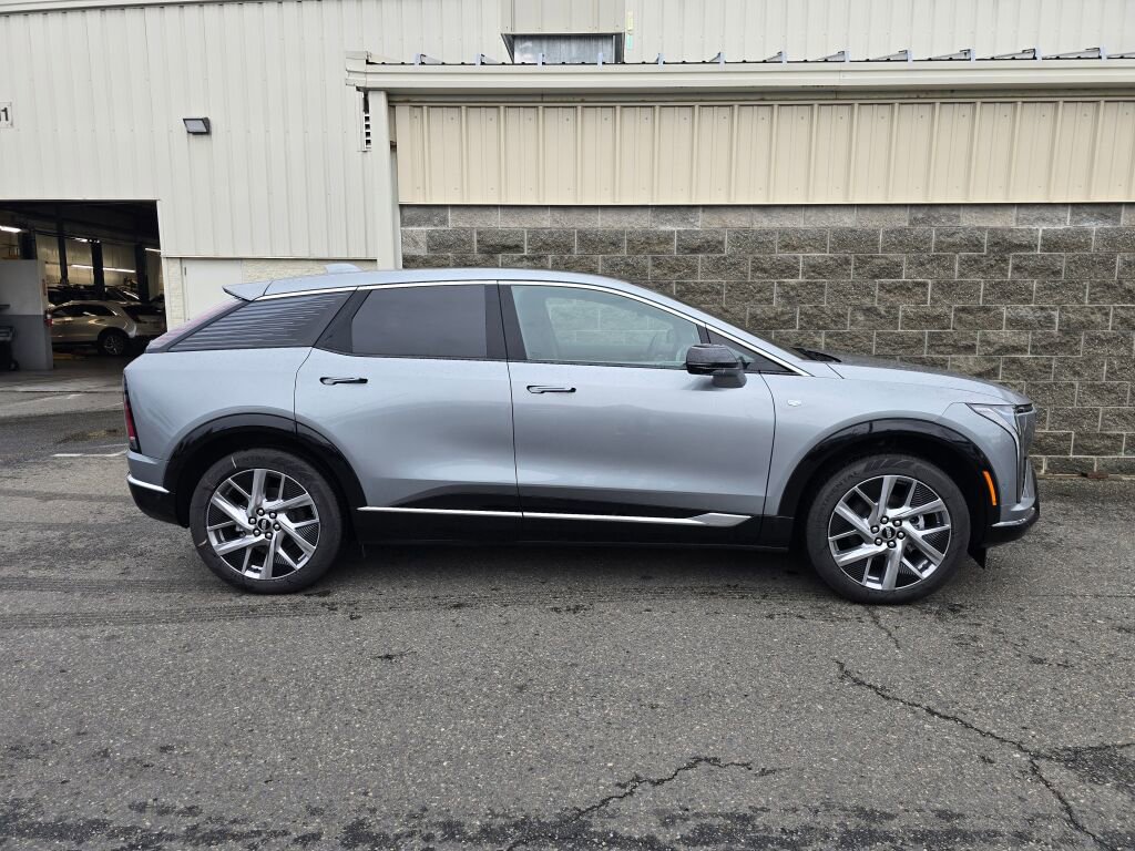 New 2026 Cadillac Optiq Luxury 2 image 9