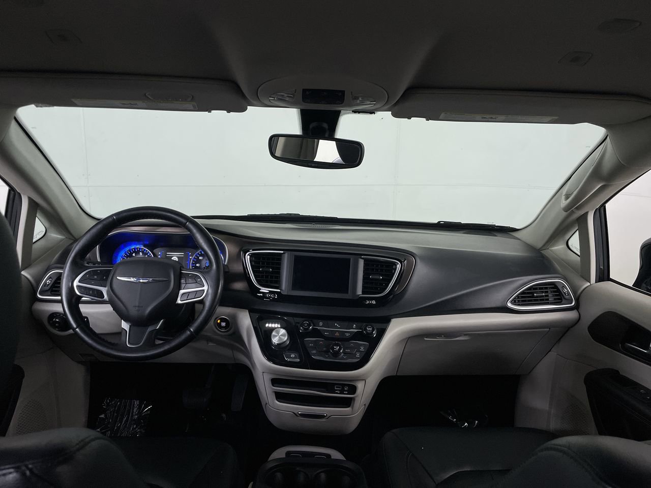 Used 2019 Chrysler Pacifica Touring-L FWD image 27