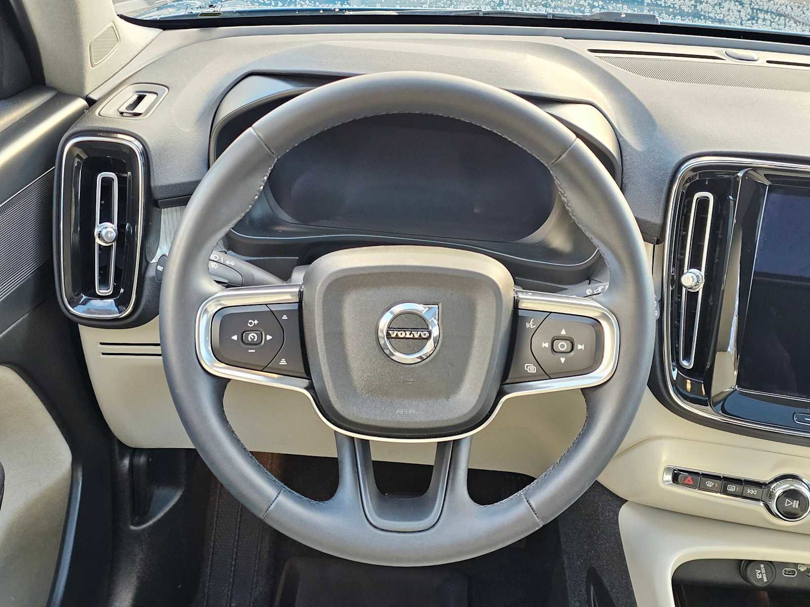 Certified 2024 Volvo XC40 B5 Plus w/ Protection Package Premier image 15