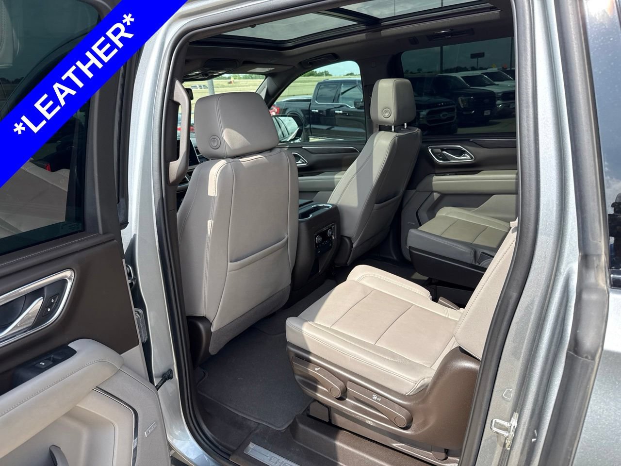 Used 2023 Chevrolet Suburban Z71 w/ Luxury Package AWD/4WD image 7