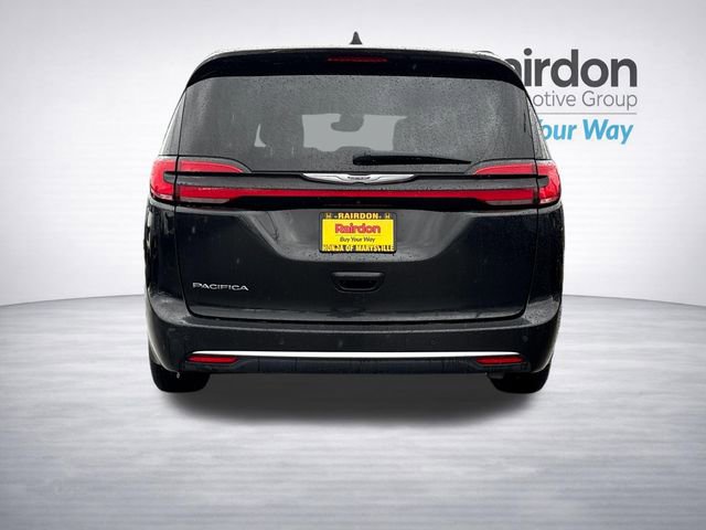 Used 2024 Chrysler Pacifica Touring-L image 7