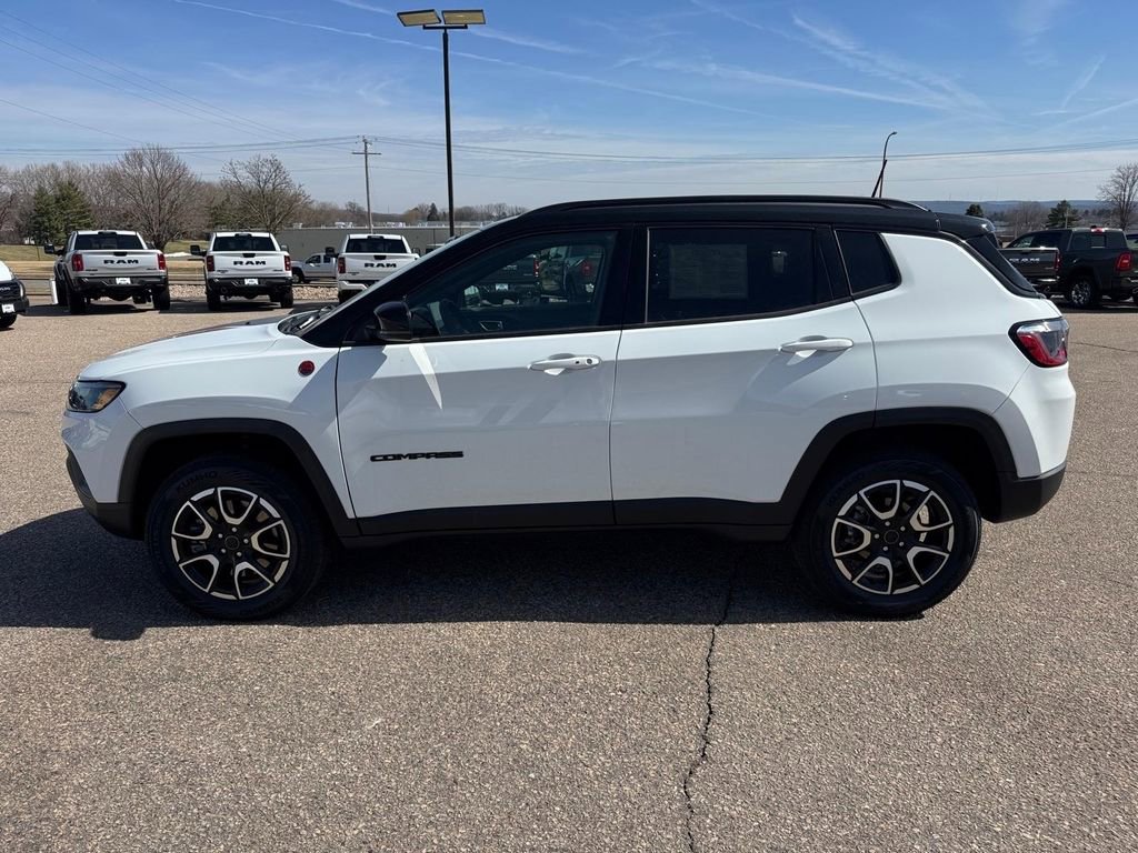 Used 2025 Jeep Compass Trailhawk AWD/4WD image 2